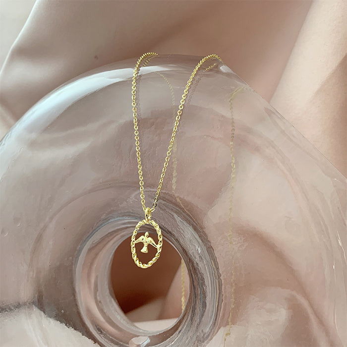 Gold round necklace
