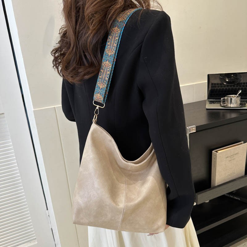 Autumn And Winter New Retro Solid Color Shoulder Messenger Bag