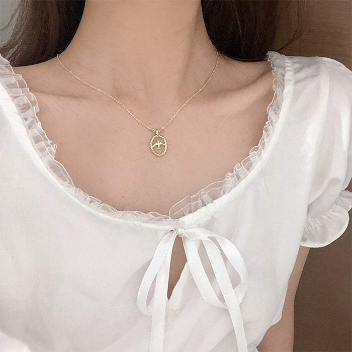 Gold round necklace