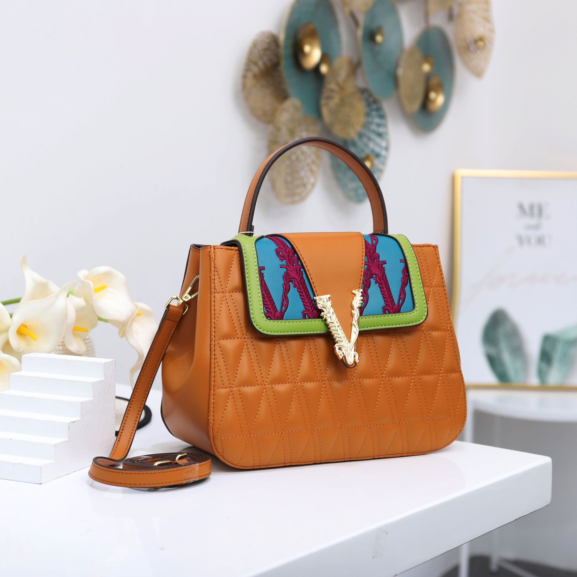 Contrasting color handbag