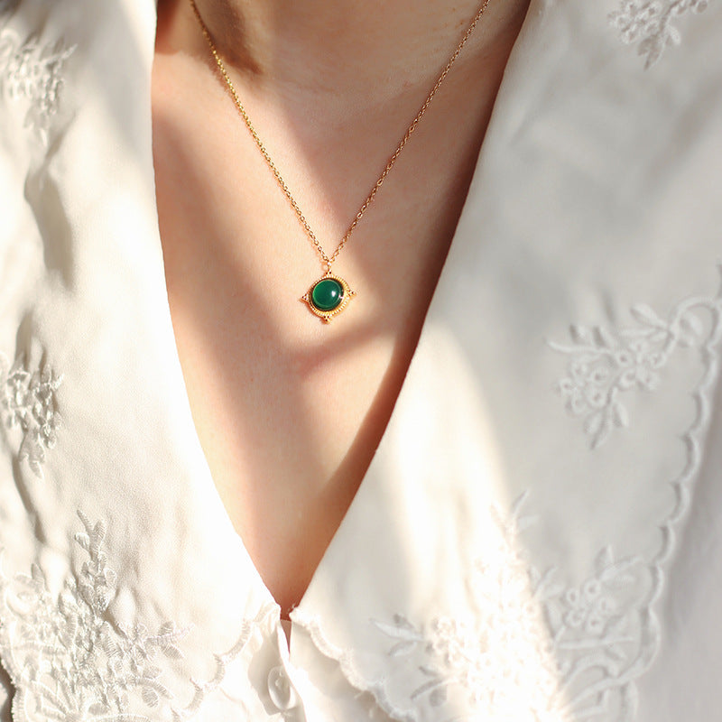 Vintage Court Green Agate Semi-Precious Star Embossed Necklace Clavicle Chain