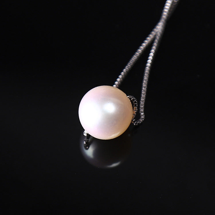 Minute pearl necklace