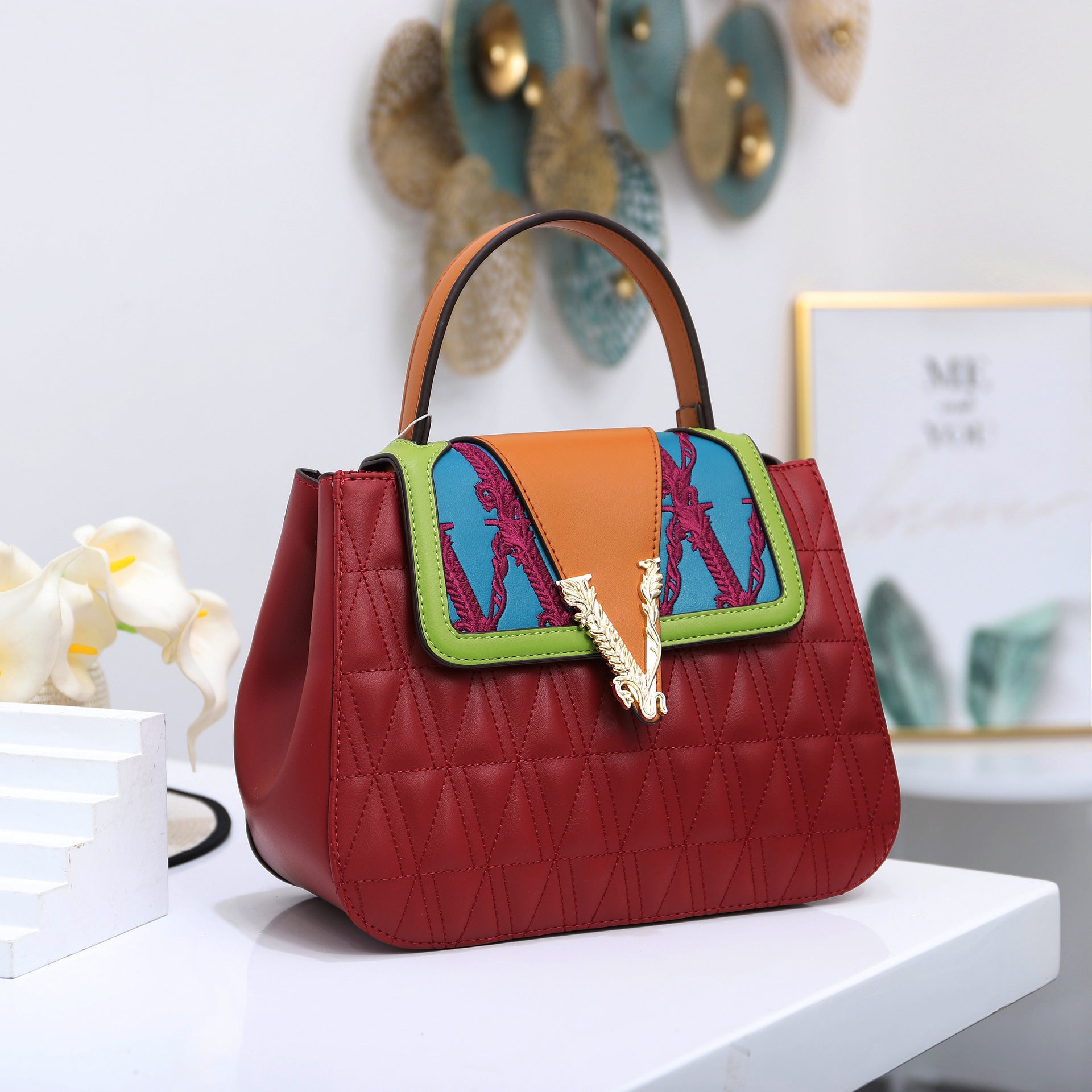 Contrasting color handbag