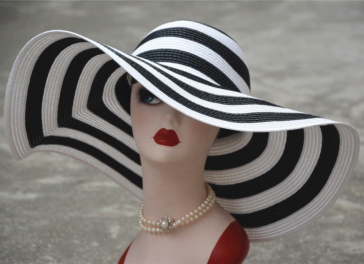 18cm Oversized Hepburn Shade Holiday Straw Hat