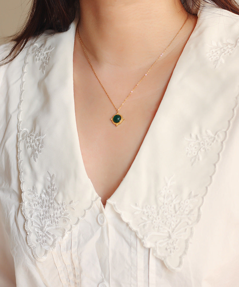 Vintage Court Green Agate Semi-Precious Star Embossed Necklace Clavicle Chain