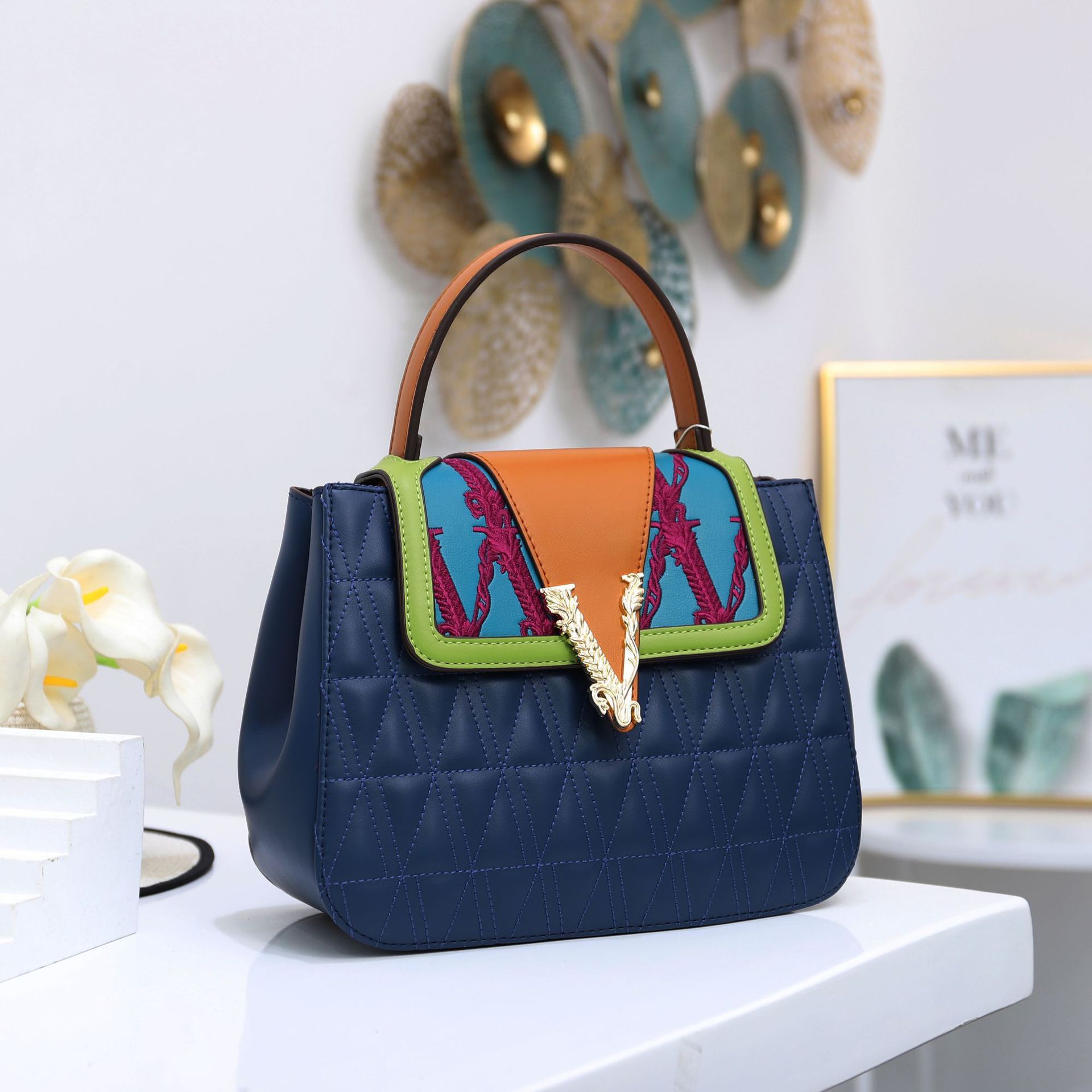 Contrasting color handbag
