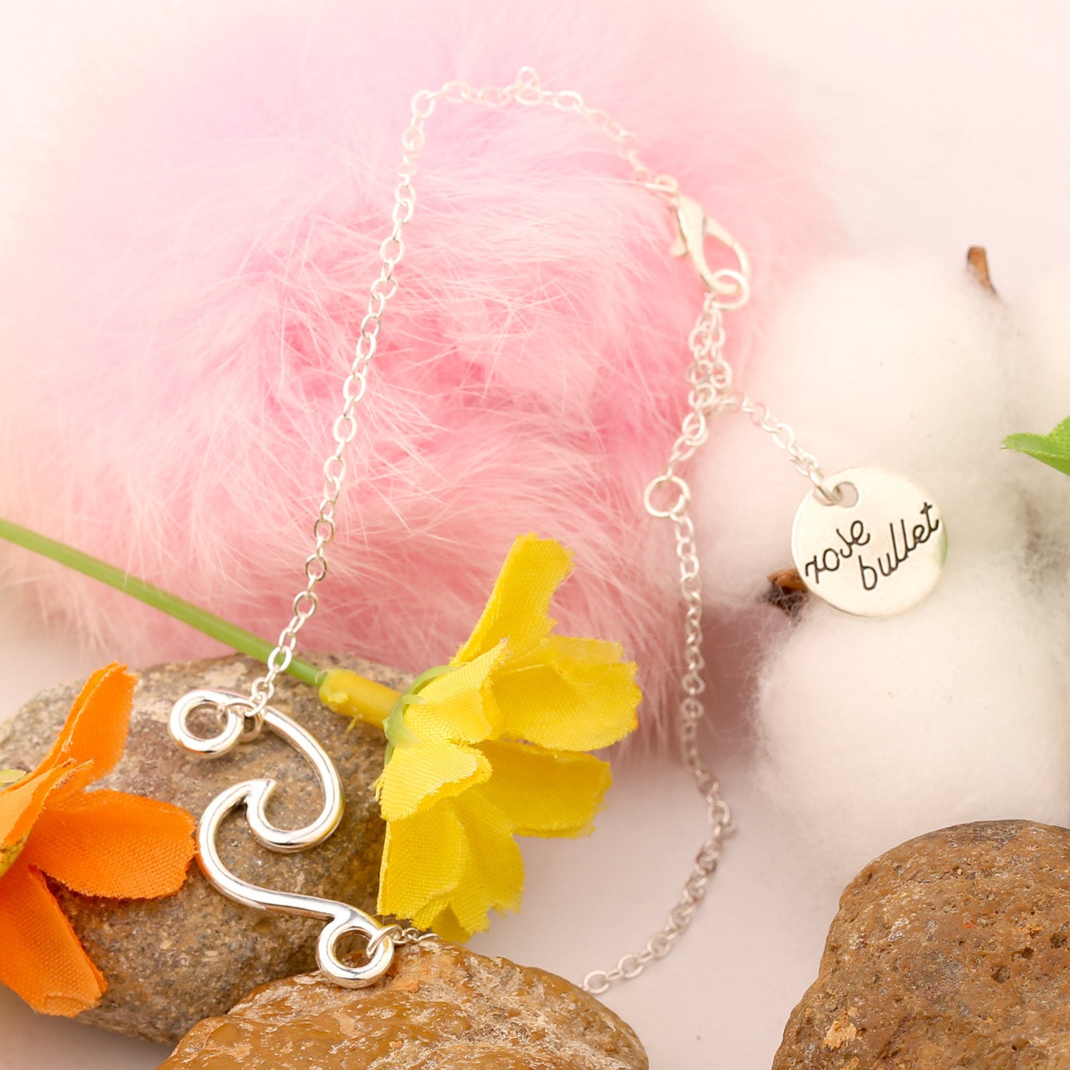 Hollow heart-shaped zircon bracelet
