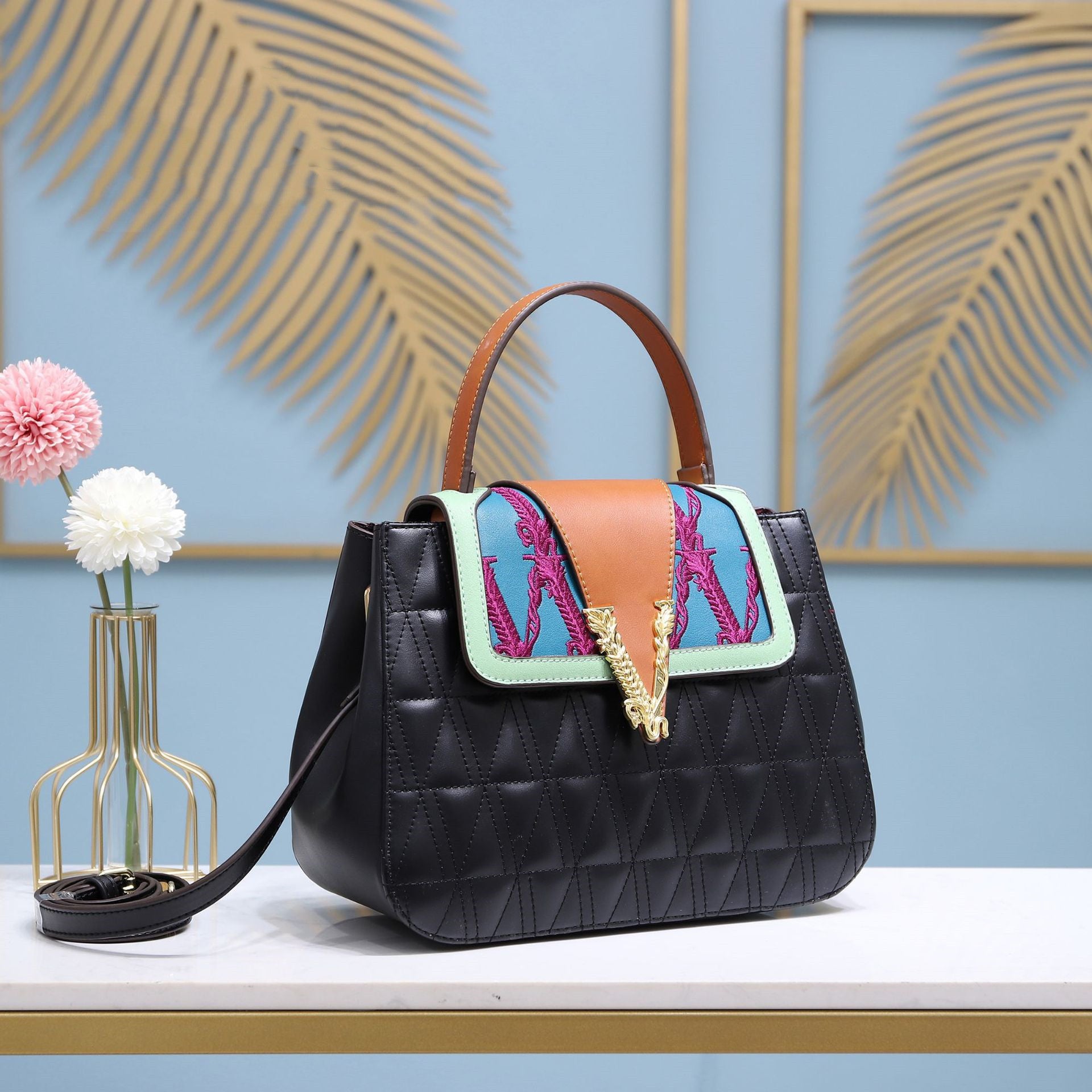 Contrasting color handbag
