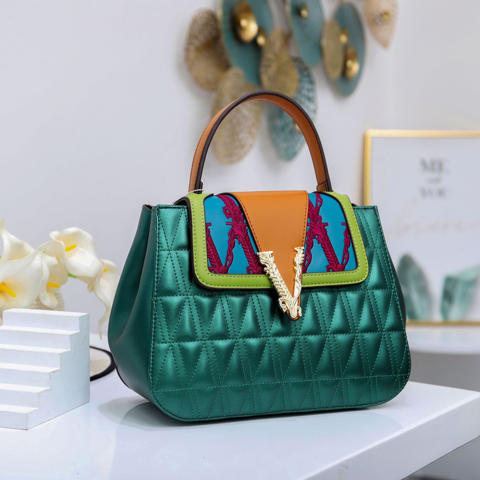 Contrasting color handbag